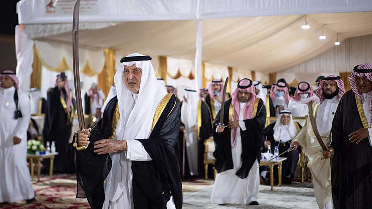 <div class="paragraphs"><p>الفيصل يشارك في العرضة السعودية</p></div>