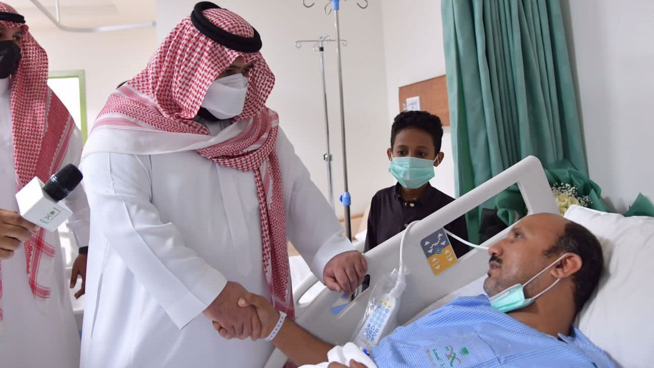 <div class="paragraphs"><p>أمير جازان ونائبه يطمئنان على مصابي الحادث</p></div>