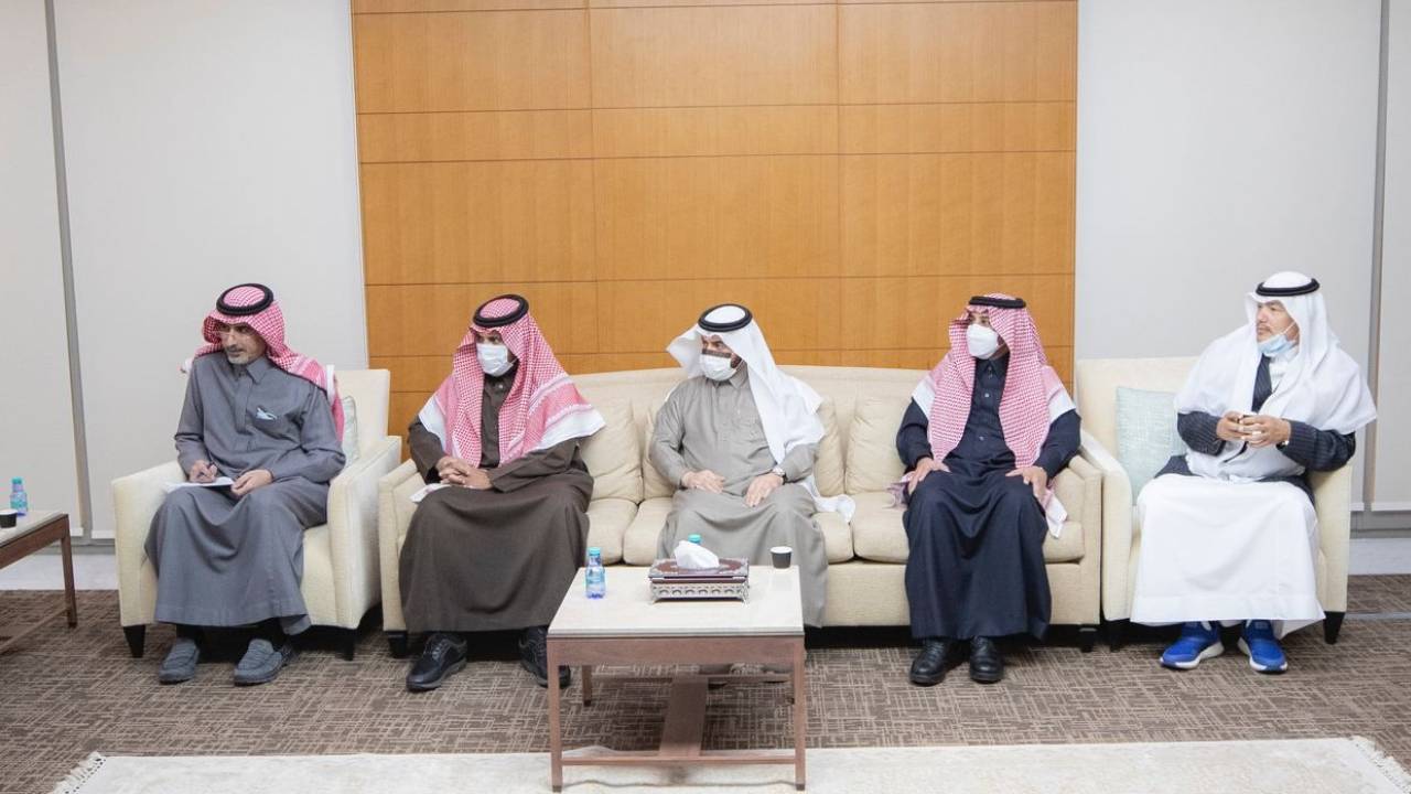 <div class="paragraphs"><p>جانب من لقاء د.حمد بن محمد آل الشيخ بالملحقين الثقافيين</p></div>