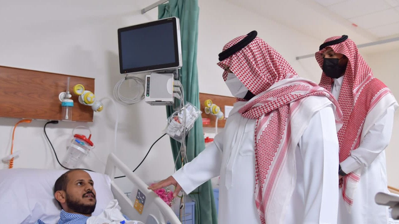 <div class="paragraphs"><p>أمير جازان ونائبه يطمئنان على مصابي الحادث</p></div>