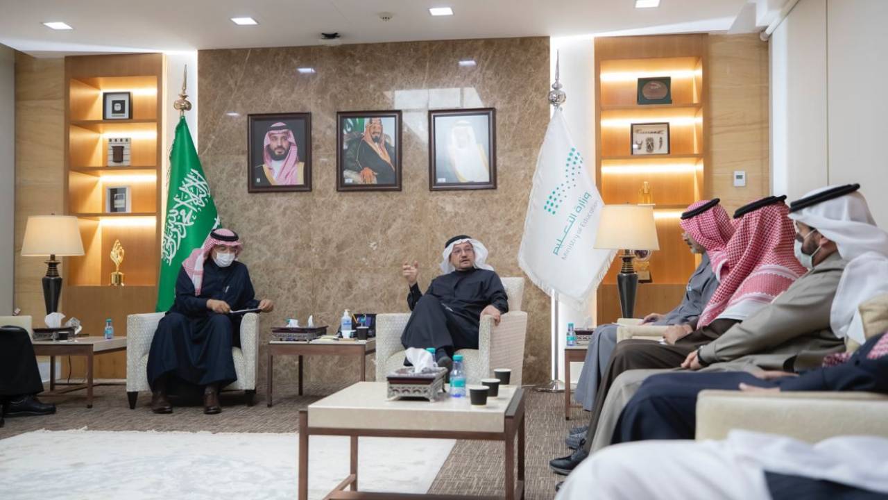 <div class="paragraphs"><p>جانب من لقاء د.حمد بن محمد آل الشيخ بالملحقين الثقافيين</p></div>