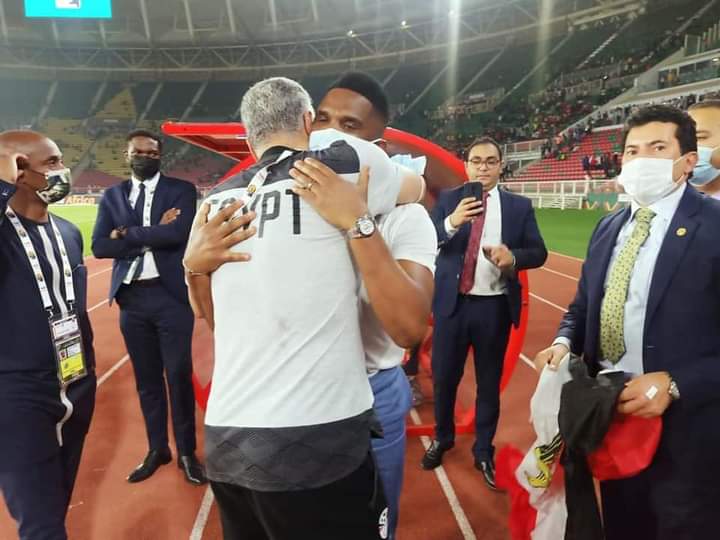 <div class="paragraphs"><p>إيتو يعانق مدير منتخب مصر</p></div>