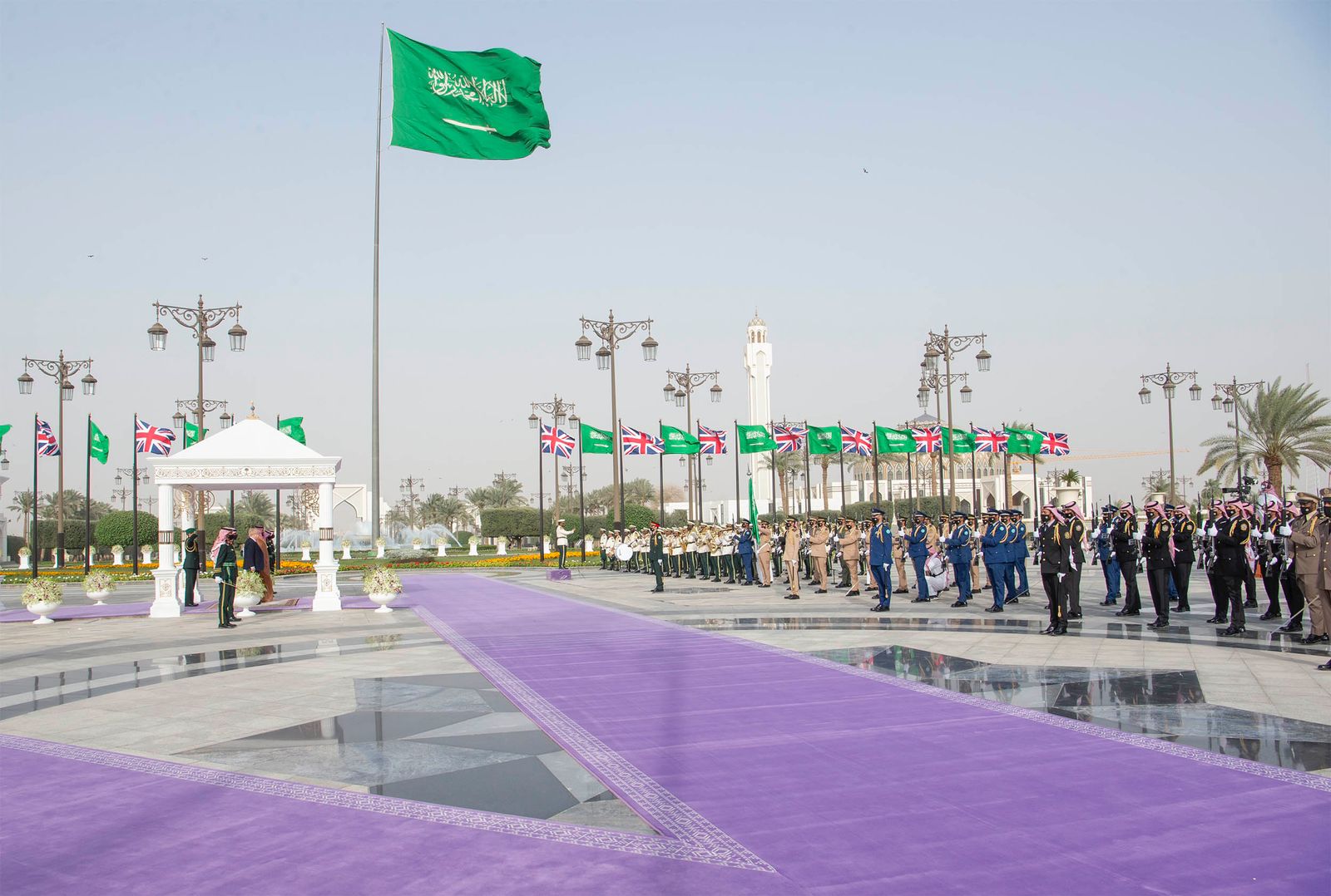 <div class="paragraphs"><p>ولي العهد يستقبل رئيس وزراء بريطانيا</p></div>