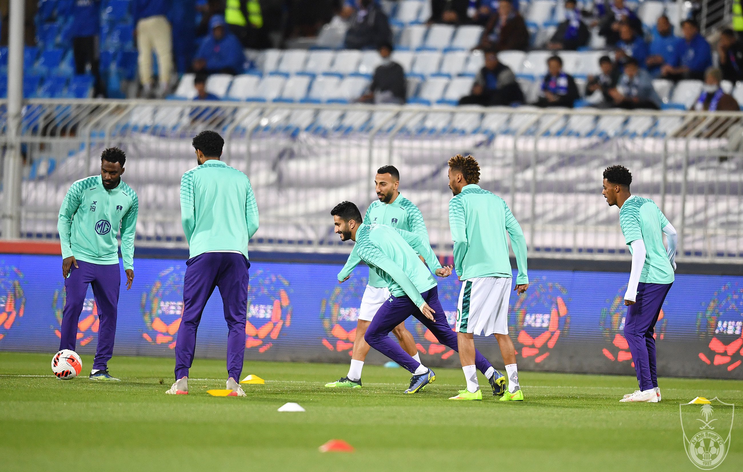 <div class="paragraphs"><p>إحماء فريق الأهلي قبل مواجهة الهلال في الكلاسيكو</p></div>