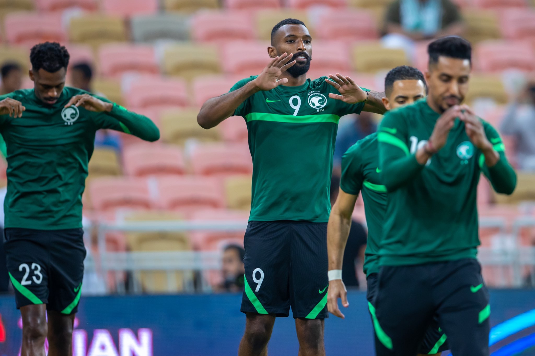 جانب من عمليات الإحماء للمنتخب الوطني