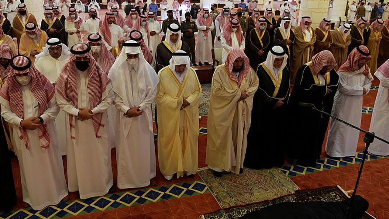 <div class="paragraphs"><p>صلاة الميت على الأميرة نورة بنت فيصل بن عبدالعزيز</p></div>