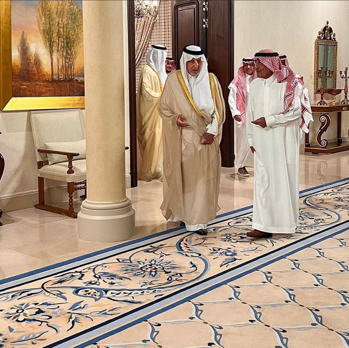 <div class="paragraphs"><p>أمير مكة يزور الأمير مقرن بن عبد العزيز</p></div>