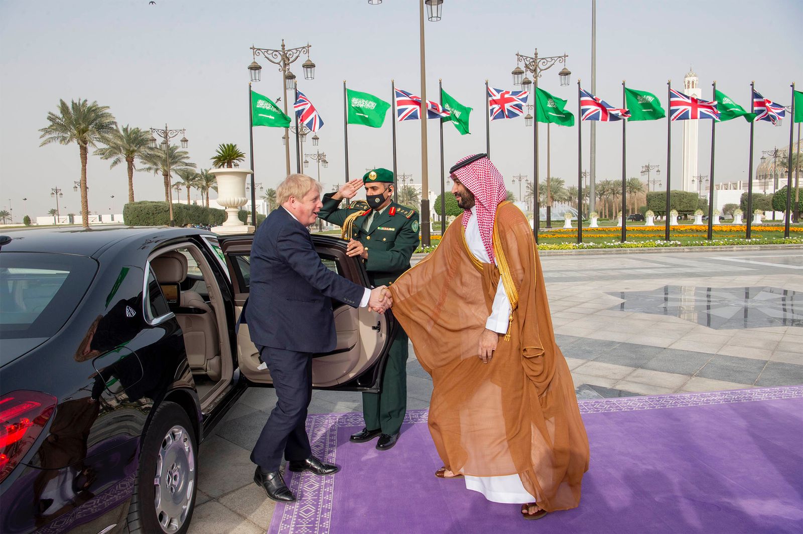 <div class="paragraphs"><p>ولي العهد يستقبل رئيس وزراء بريطانيا</p></div>