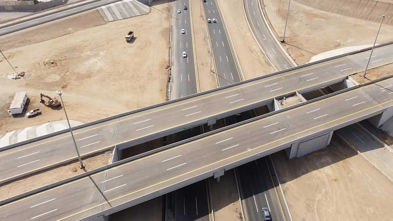 <div class="paragraphs"><p>افتتاح حركة المرور على الجسور</p></div>