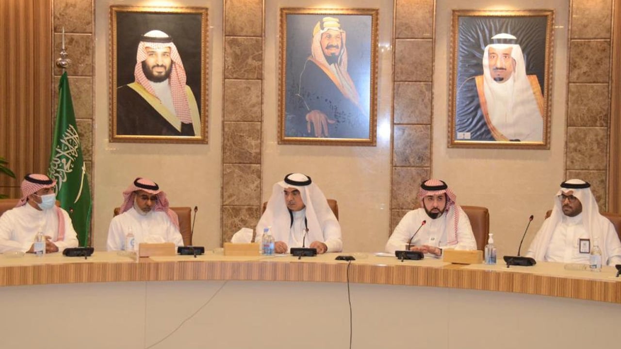 جانب من المؤتمر الصحفي لرئيس مجلس إدارة جمعية هندسة الطرق والنقل الخليجية المهندس فهد بن محمد الجبير