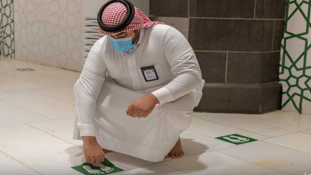 <div class="paragraphs"><p>رفع ملصقات التباعد في المسجد الحرام</p></div>