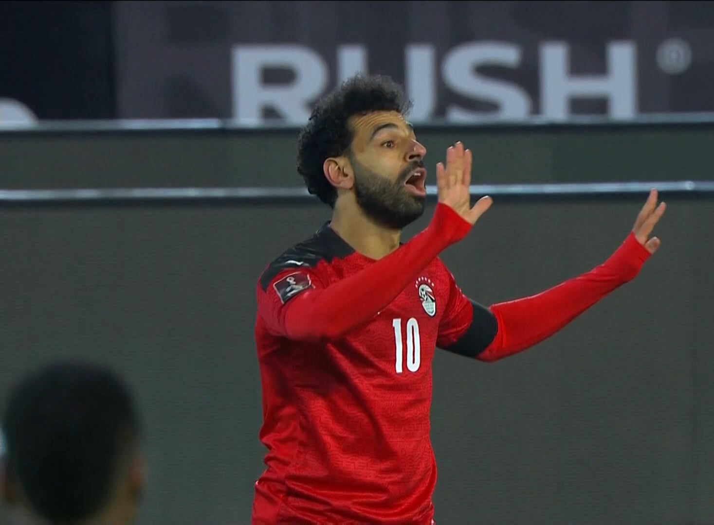 صلاح يطالب لاعبي منتخب مصر بالهدوء بعد تسجيل الهدف الأول