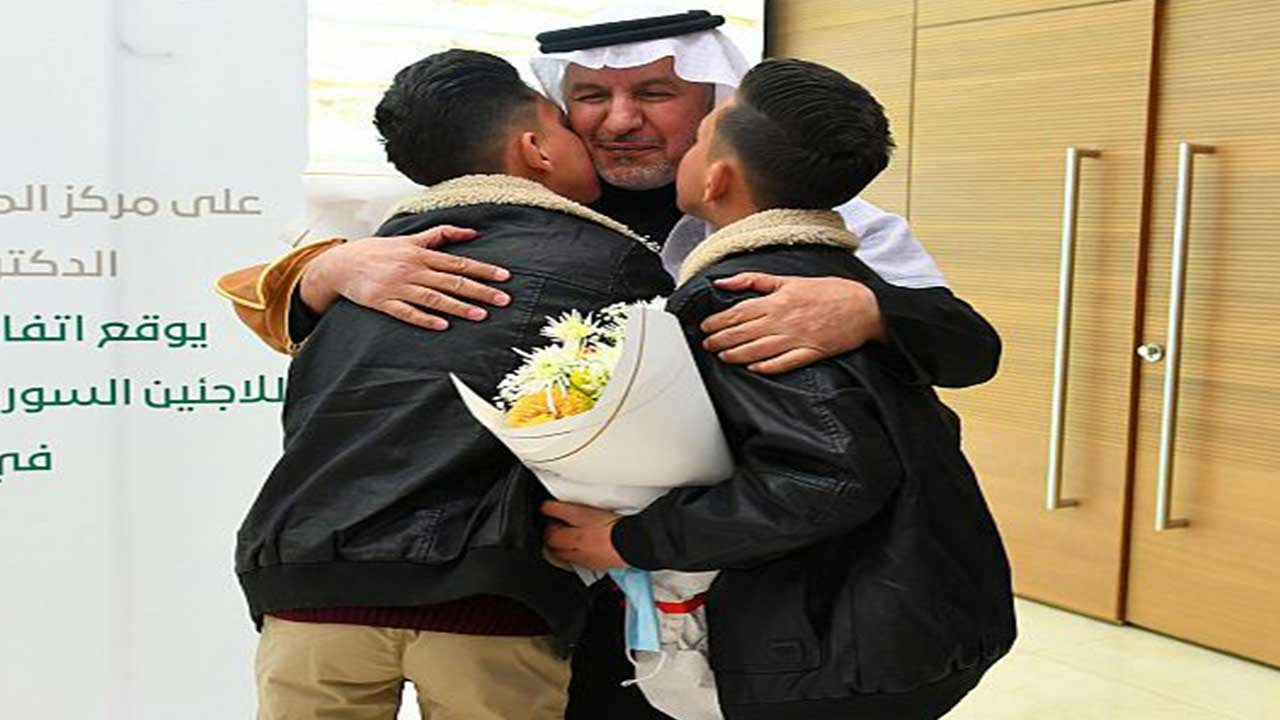 <div class="paragraphs"><p>الدكتور الربيعة يلتقي التوأم السيامي الأردني</p></div>