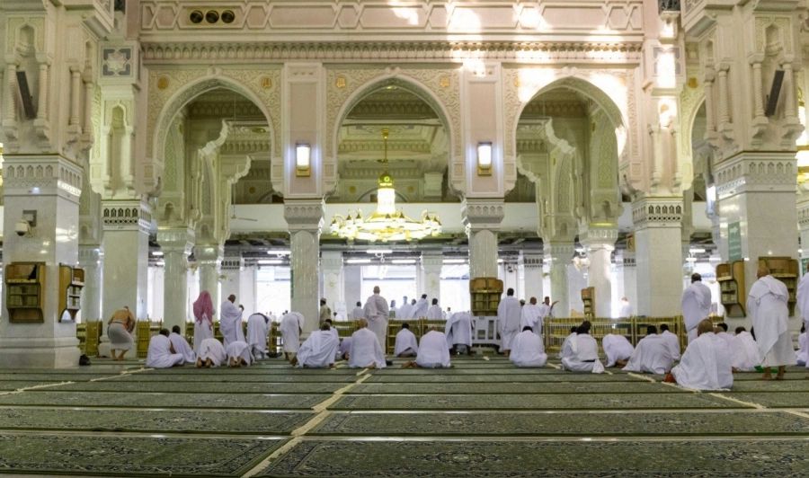 فرش 25 ألف سجادة بالحرم
