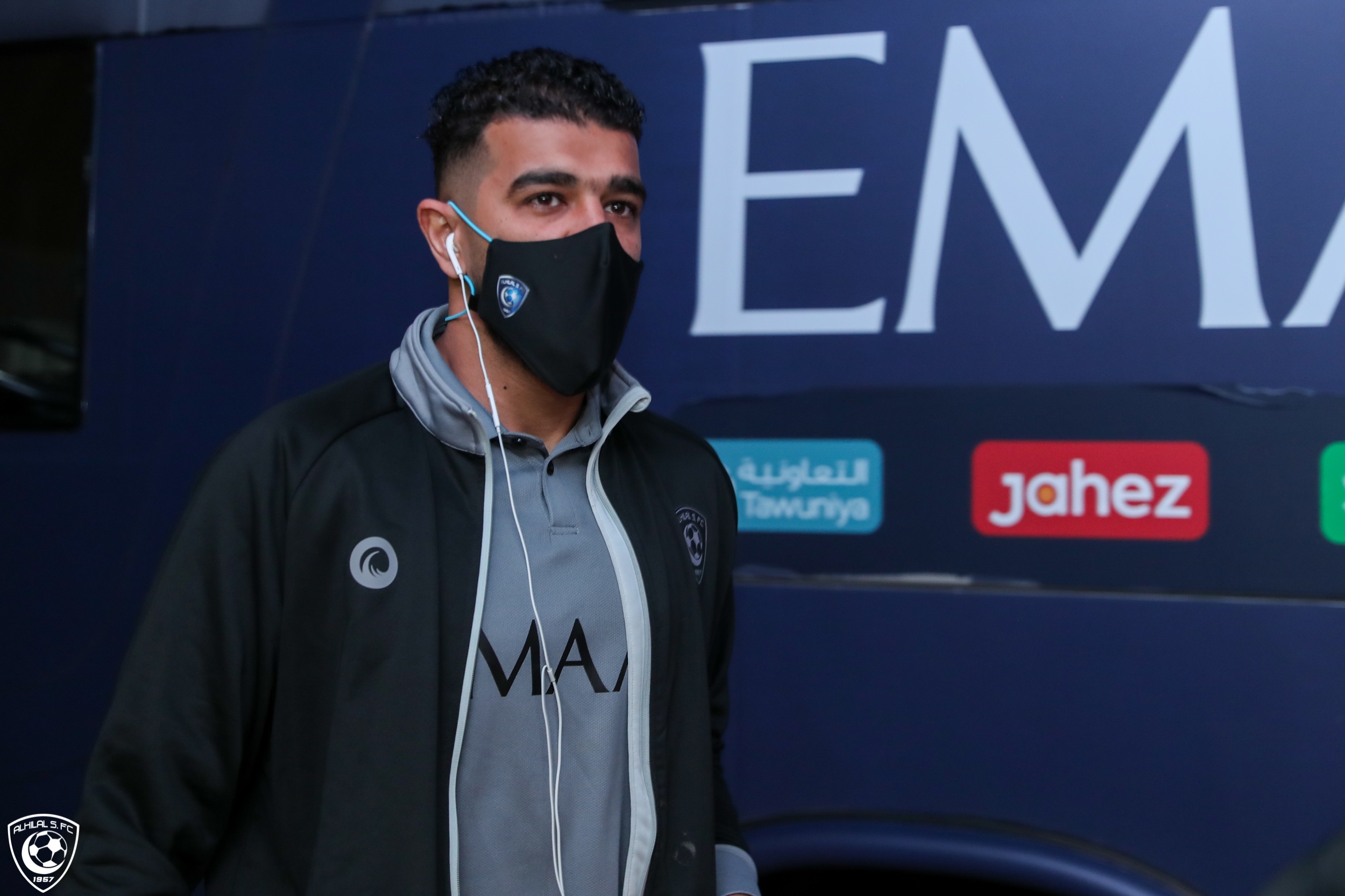 وصول فريق الهلال إلى ملعب الأمير فيصل بن فهد استعدادًا لمواجهة الشباب