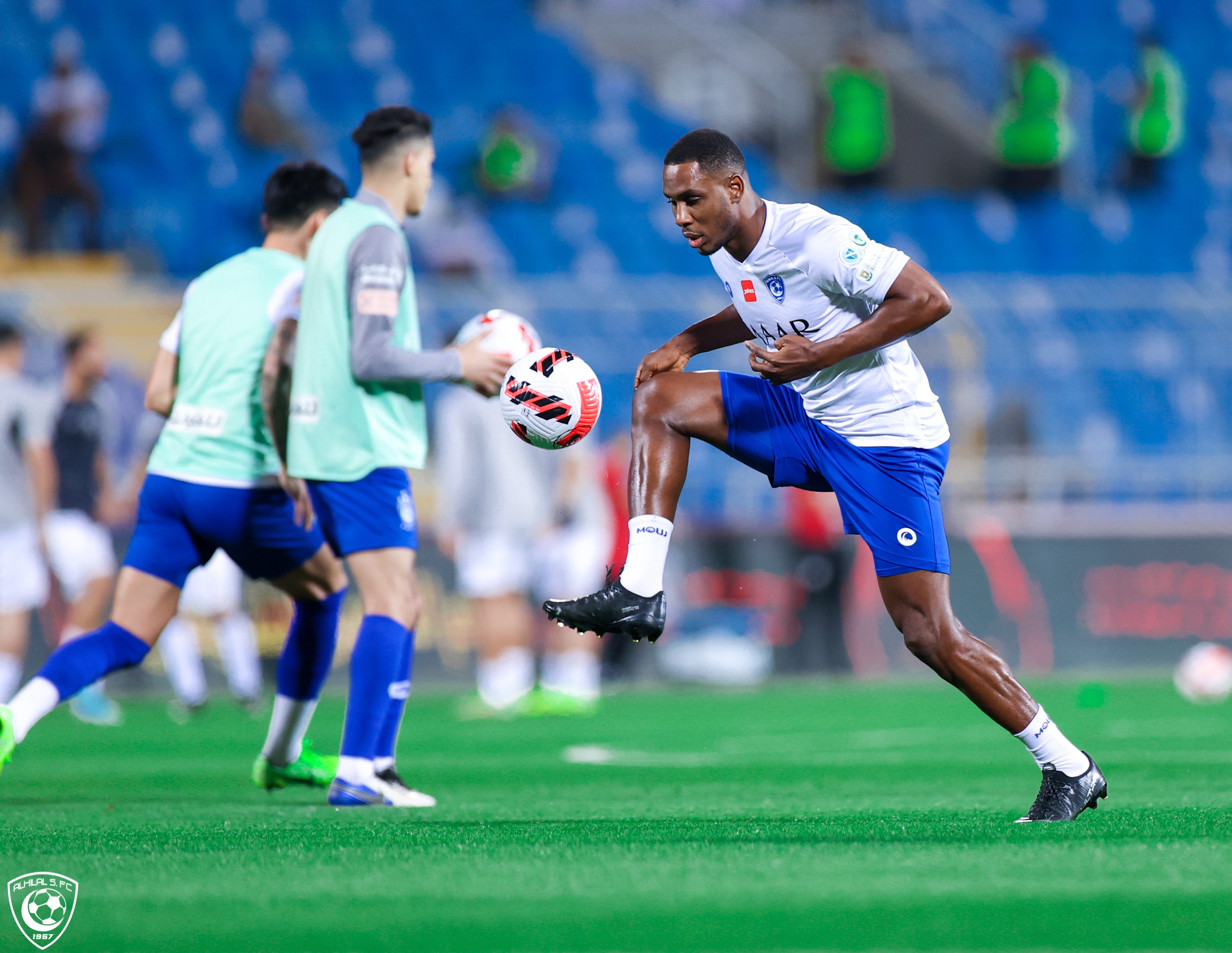 جانب من عمليات الإحماء لفريق الهلال