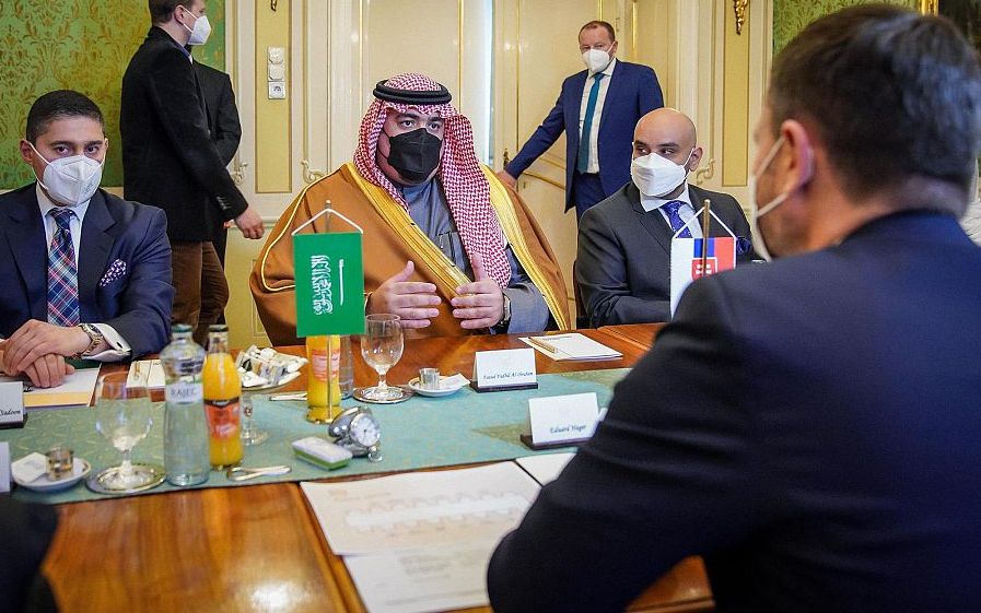 جانب من لقاء وزير الاقتصاد والتخطيط مع رئيس وزراء سلوفاكيا
