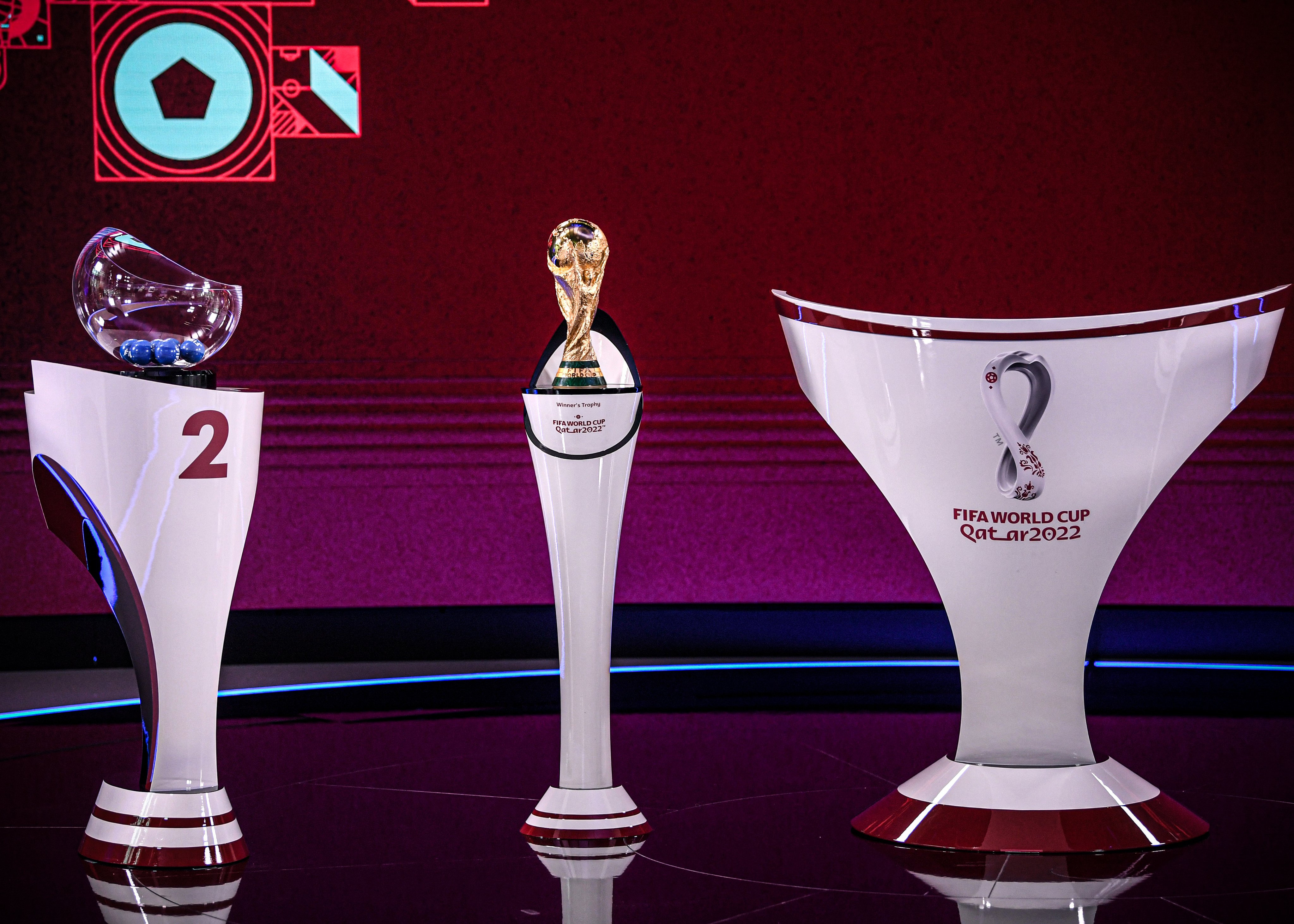 كأس العالم يتوسط المسرح قبل بداية القرعة