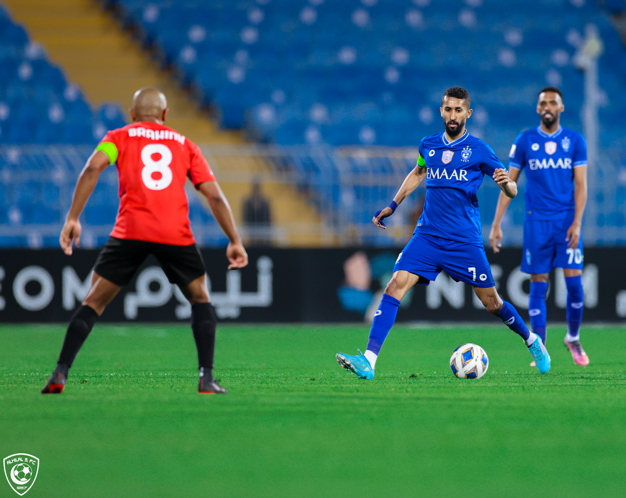 الهلال يحاصر الريان في مناطقه