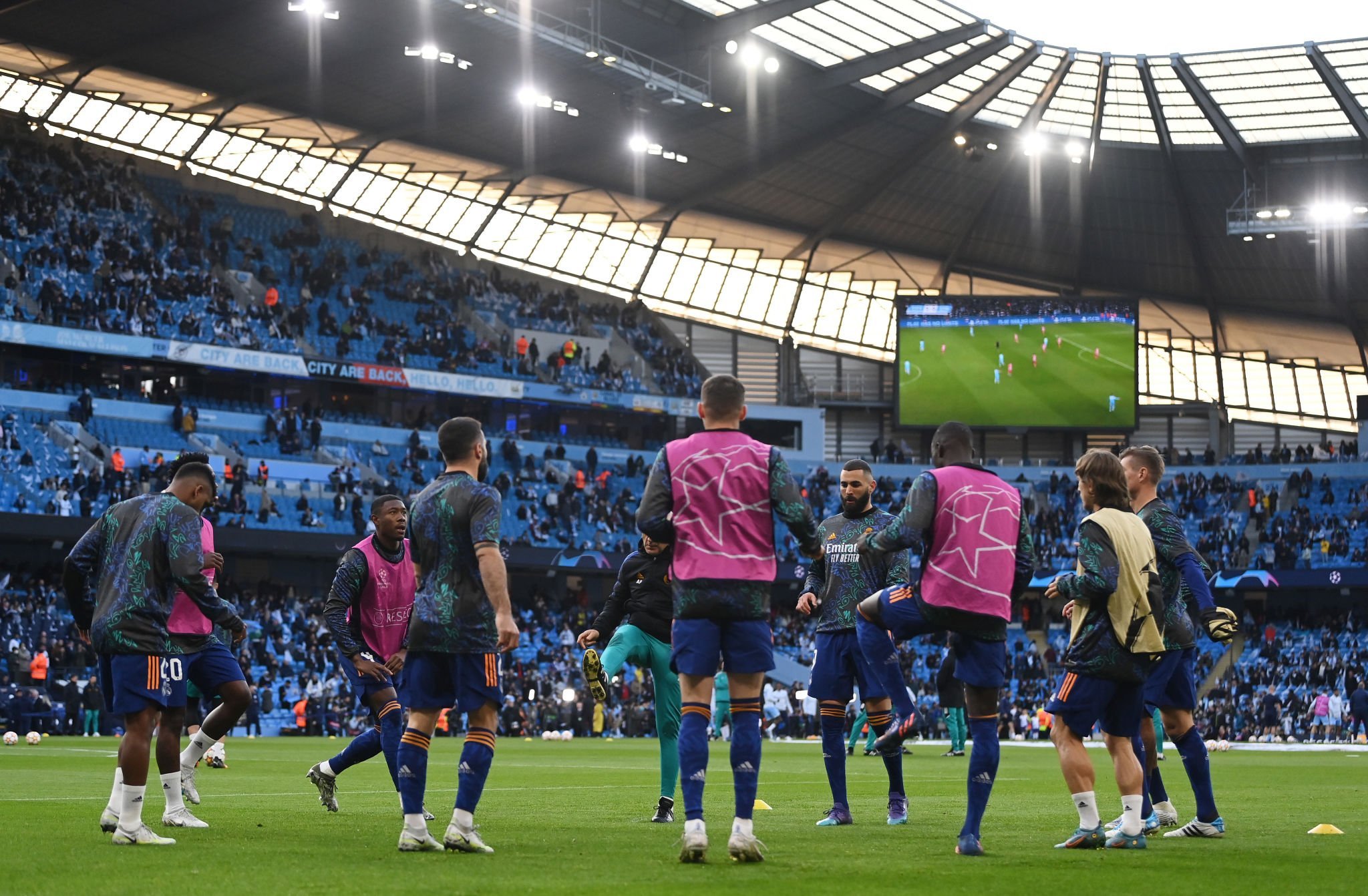 لاعبو ريال مدريد خلال إجراء عمليات الاحماء