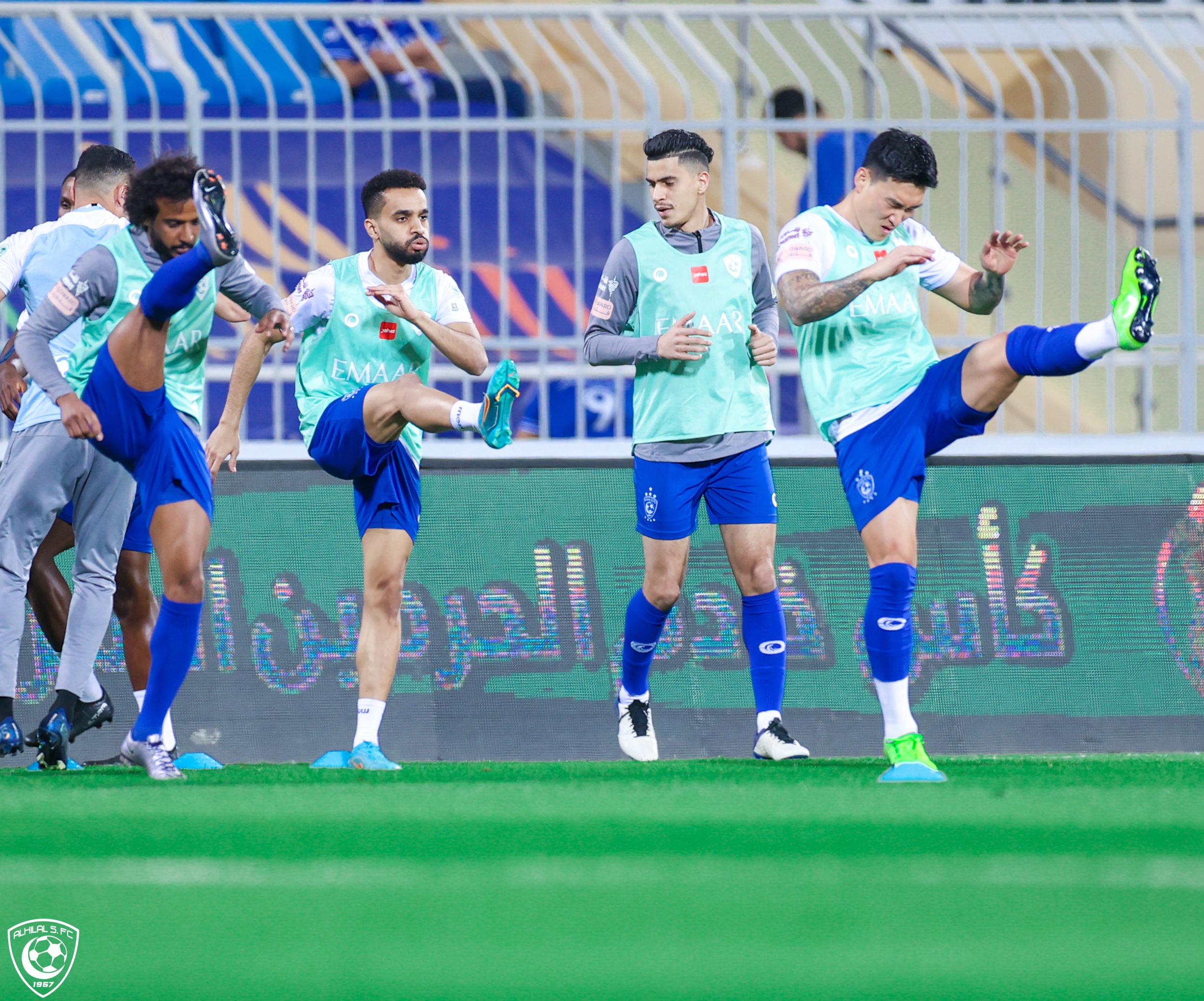جانب من عمليات الإحماء لفريق الهلال