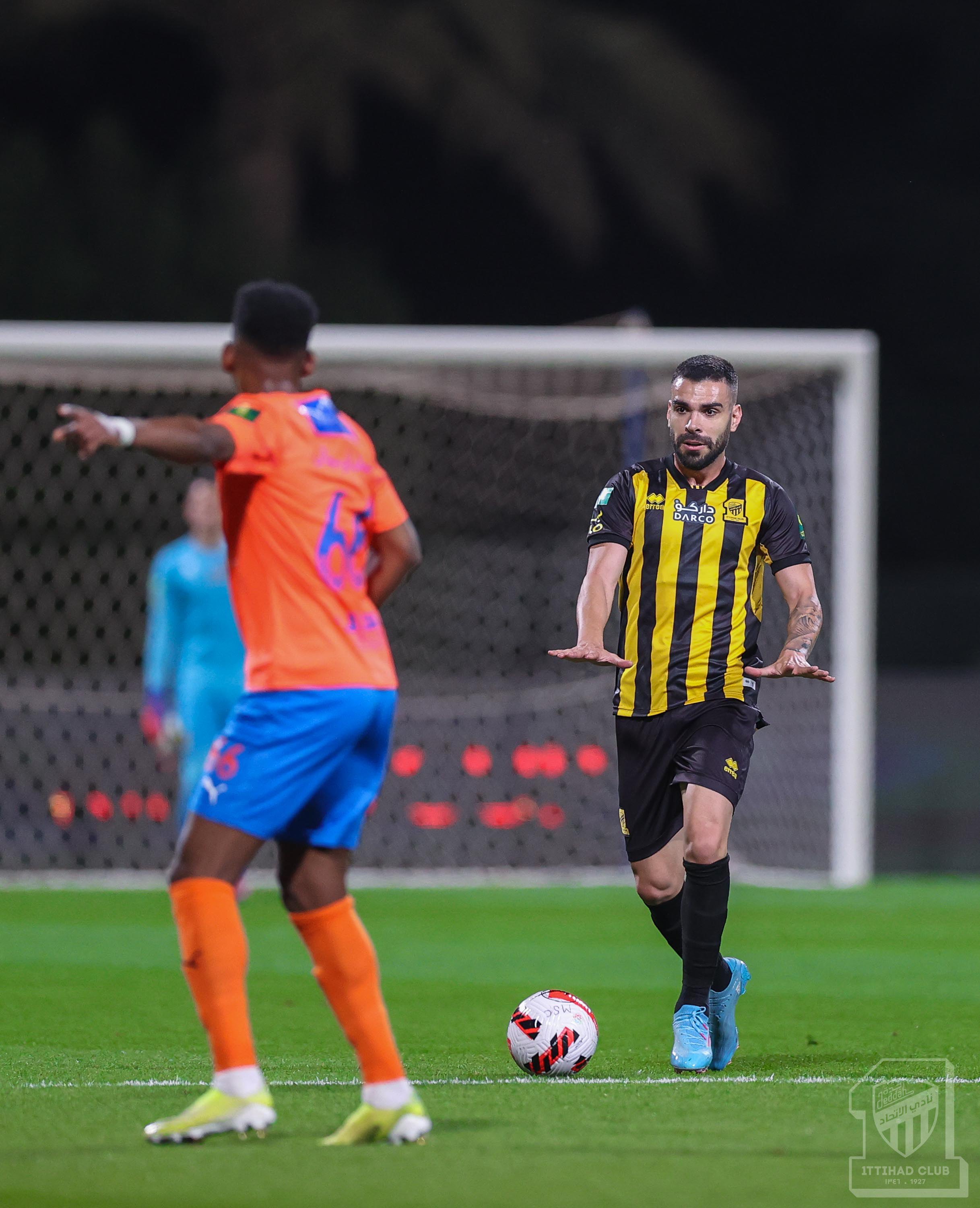 الاتحاد يعاني أمام الفيحاء