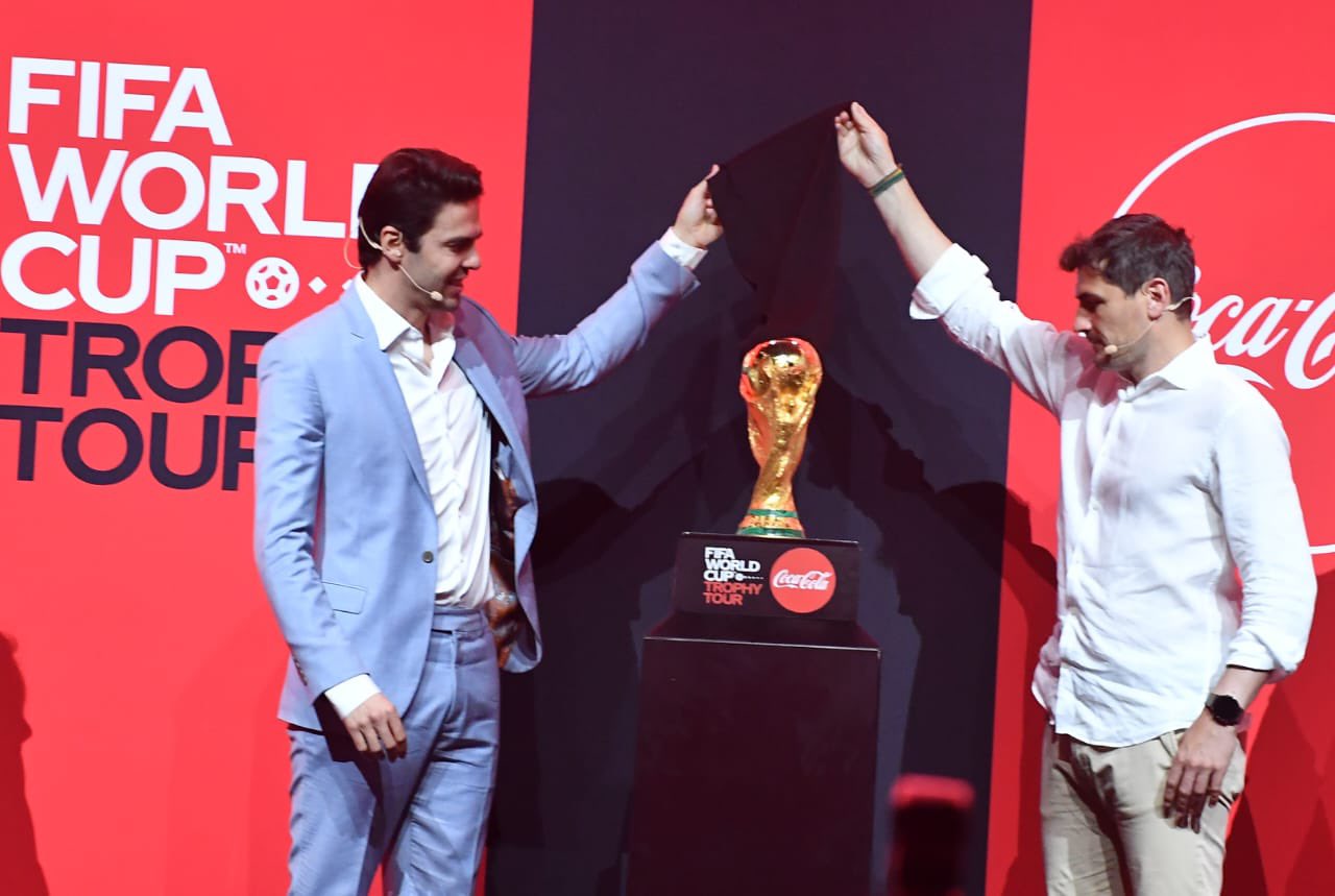 كاسياس وكاكا يرفعان الستار عن كأس العالم