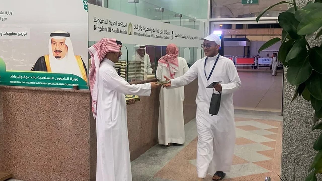توزيع بروشورات توعوية على الحجاج المغادرين من مطار حائل الدولي