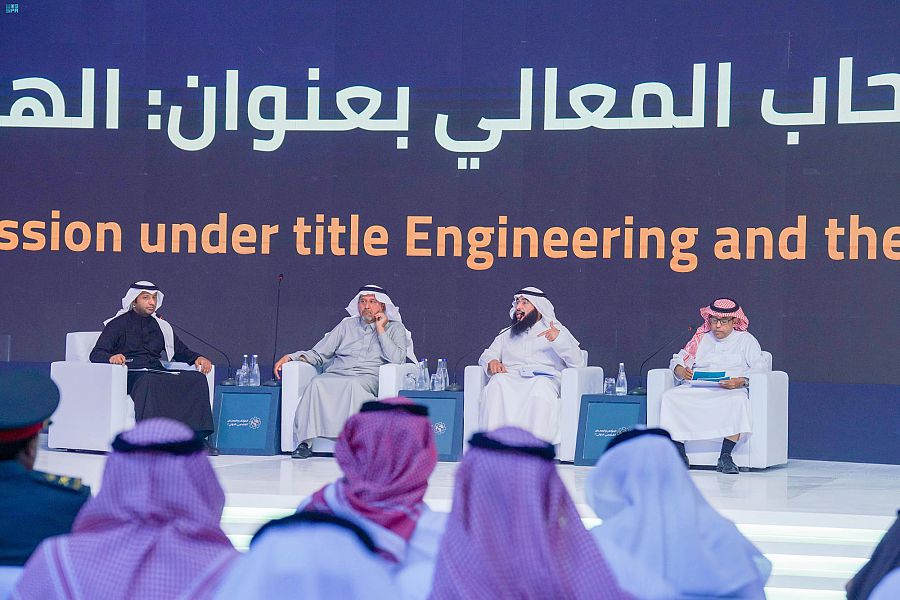 المهندس أسامة بن عبدالعزيز الزامل  خلال جلسة «المؤتمر والمعرض الهندسي الدولي الثالث»