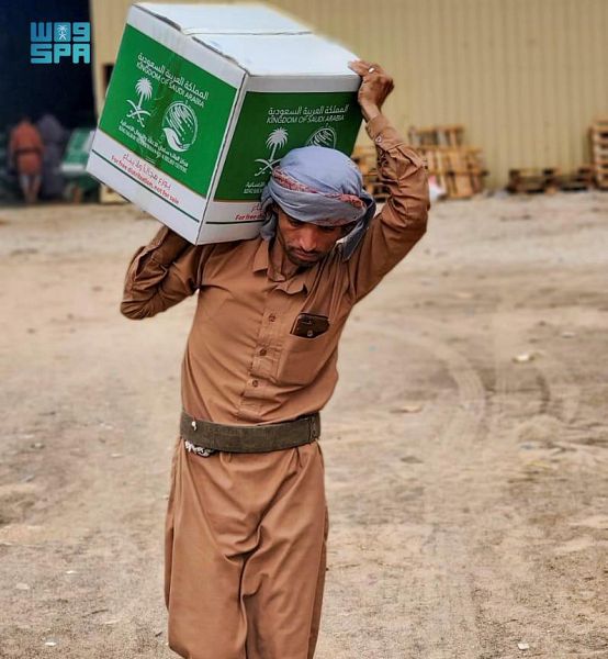 مركز الملك سلمان للإغاثة يوزع مساعدات غذائية بمحافظة مأرب اليمنية
