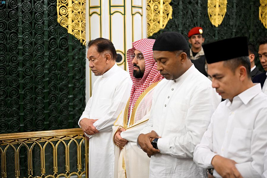 رئيس وزراء ماليزيا في المسجد النبوي