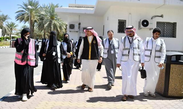 متعافون من السرطان في مجمع الملك عبدالعزيز لكسوة الكعبة