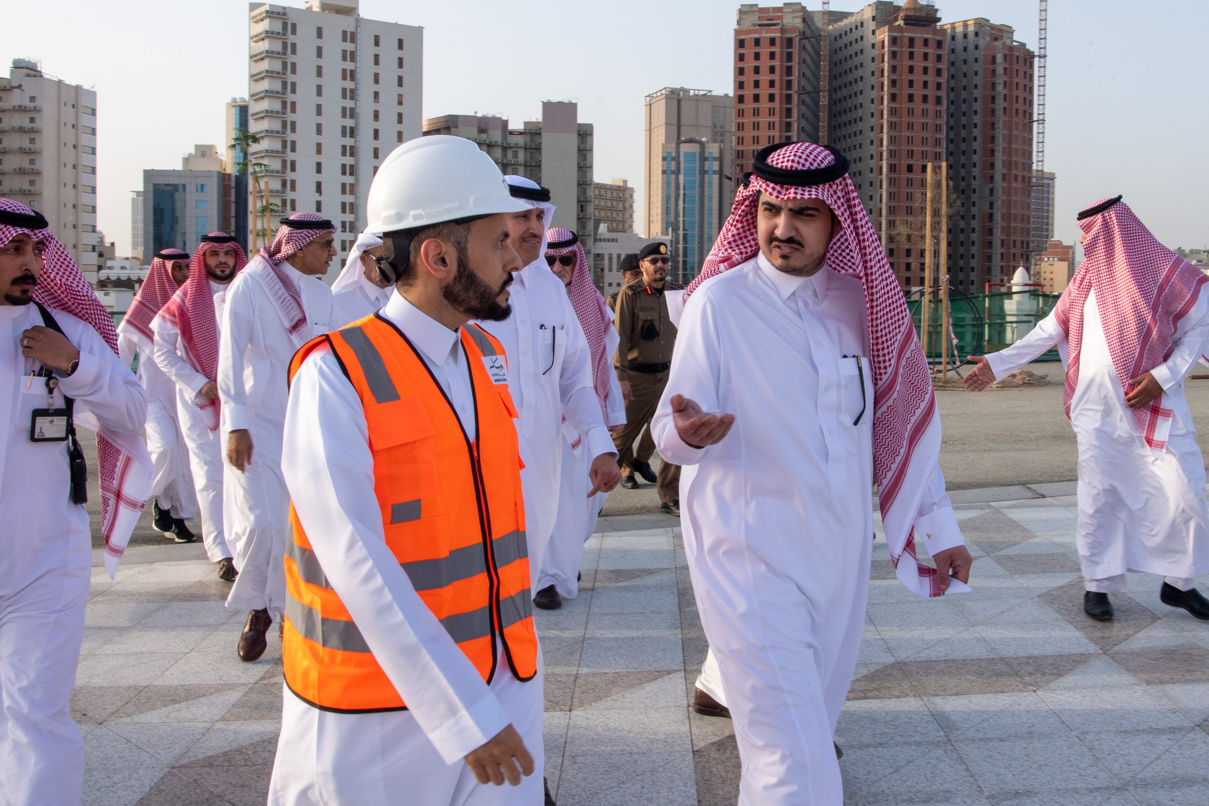 نائب أمير مكة يفتتح طريق الملك عبدالعزيز المؤقت