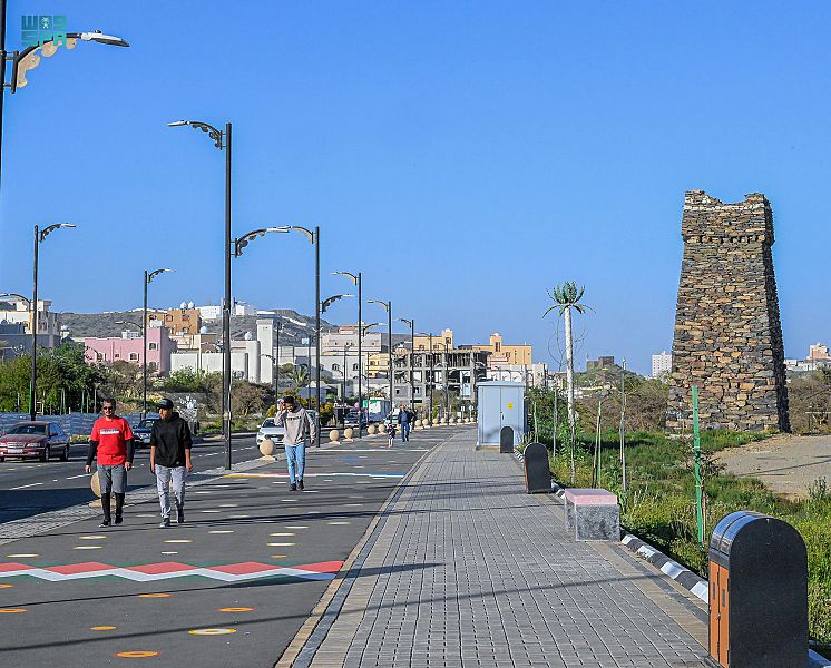 المواطنون في الباحة يمارسون رياضة المشي