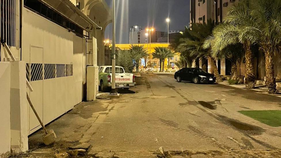 إزالة إحداثات على شارع بعرض 15م بمخطط الزاهر