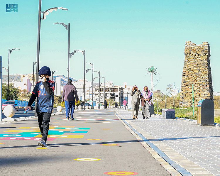 المواطنون في الباحة يمارسون رياضة المشي