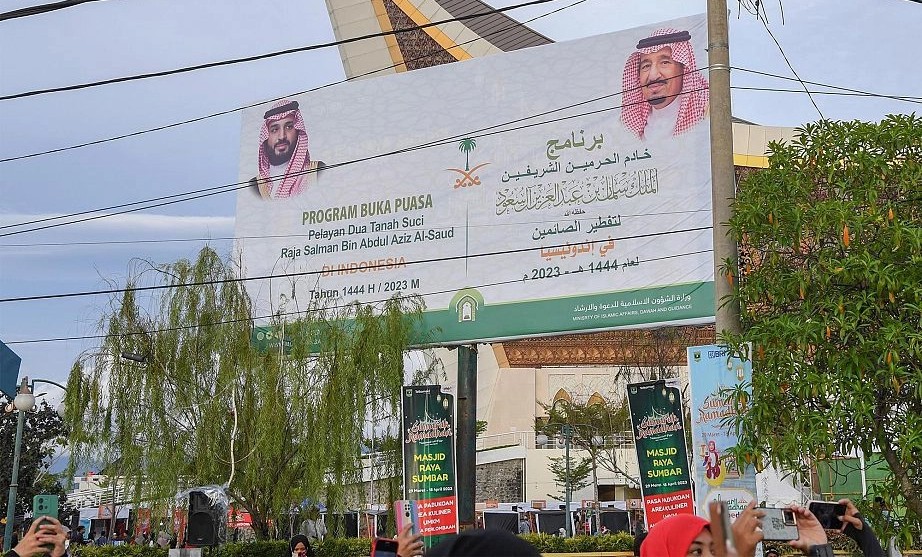 أطول مائدة إفطار في سومطرة الغربية