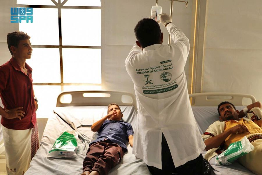 مركز الطوارئ لمكافحة الأمراض الوبائية بمديرية حيران يقدم خدماته العلاجية