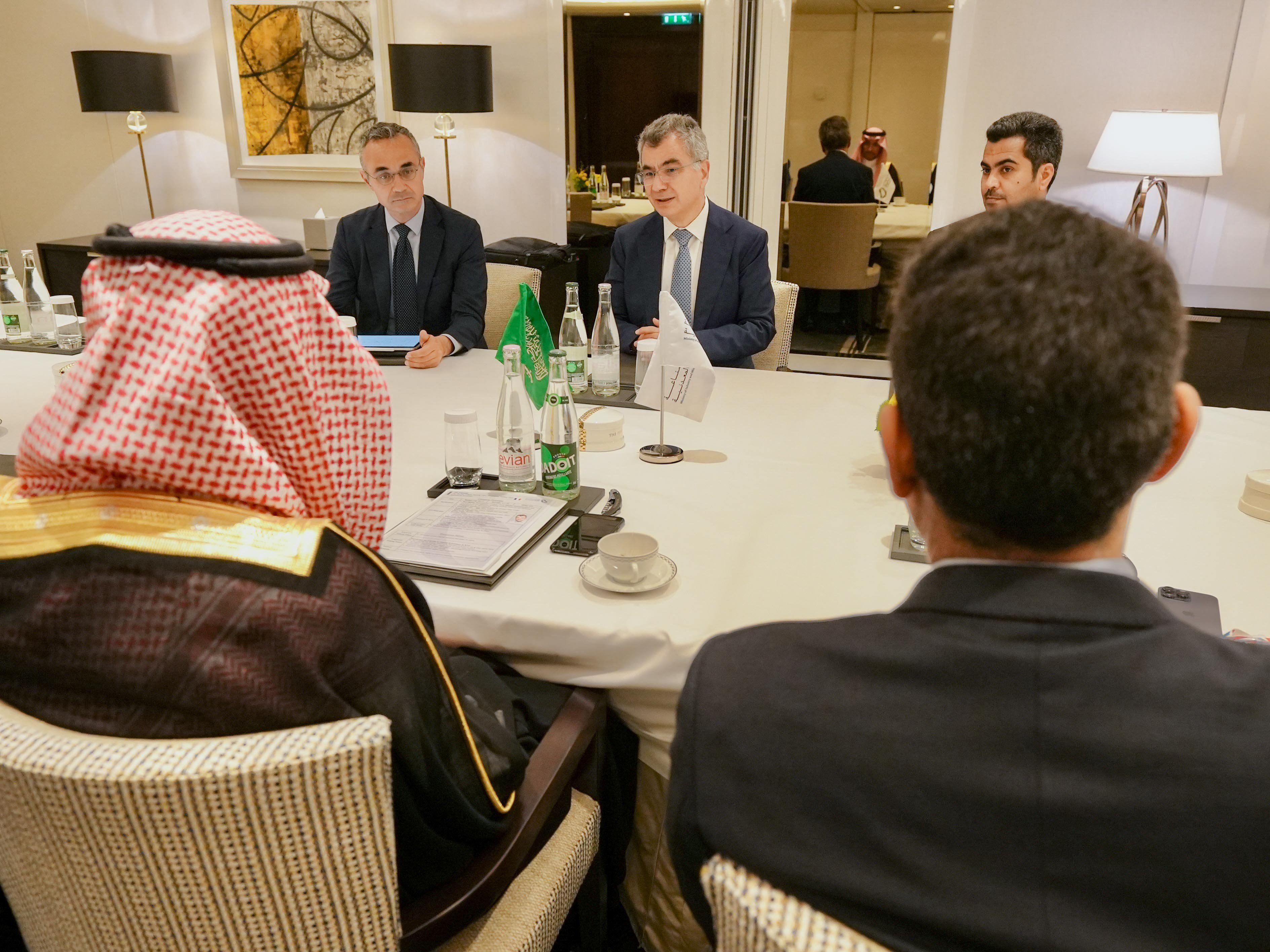 وزير الصناعة خلال لقائه مع عدد من مسؤولي الشركات الفرنسية 
