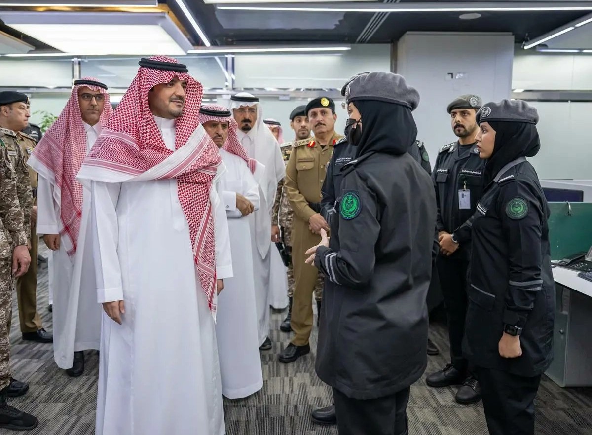 وزير الداخلية يتابع سير العمل في مركز العمليات الأمنية الموحدة 