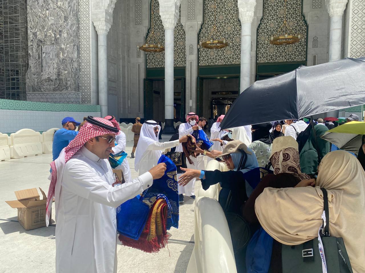 توزيع الإهداءات على حجاج بيت الله الحرام