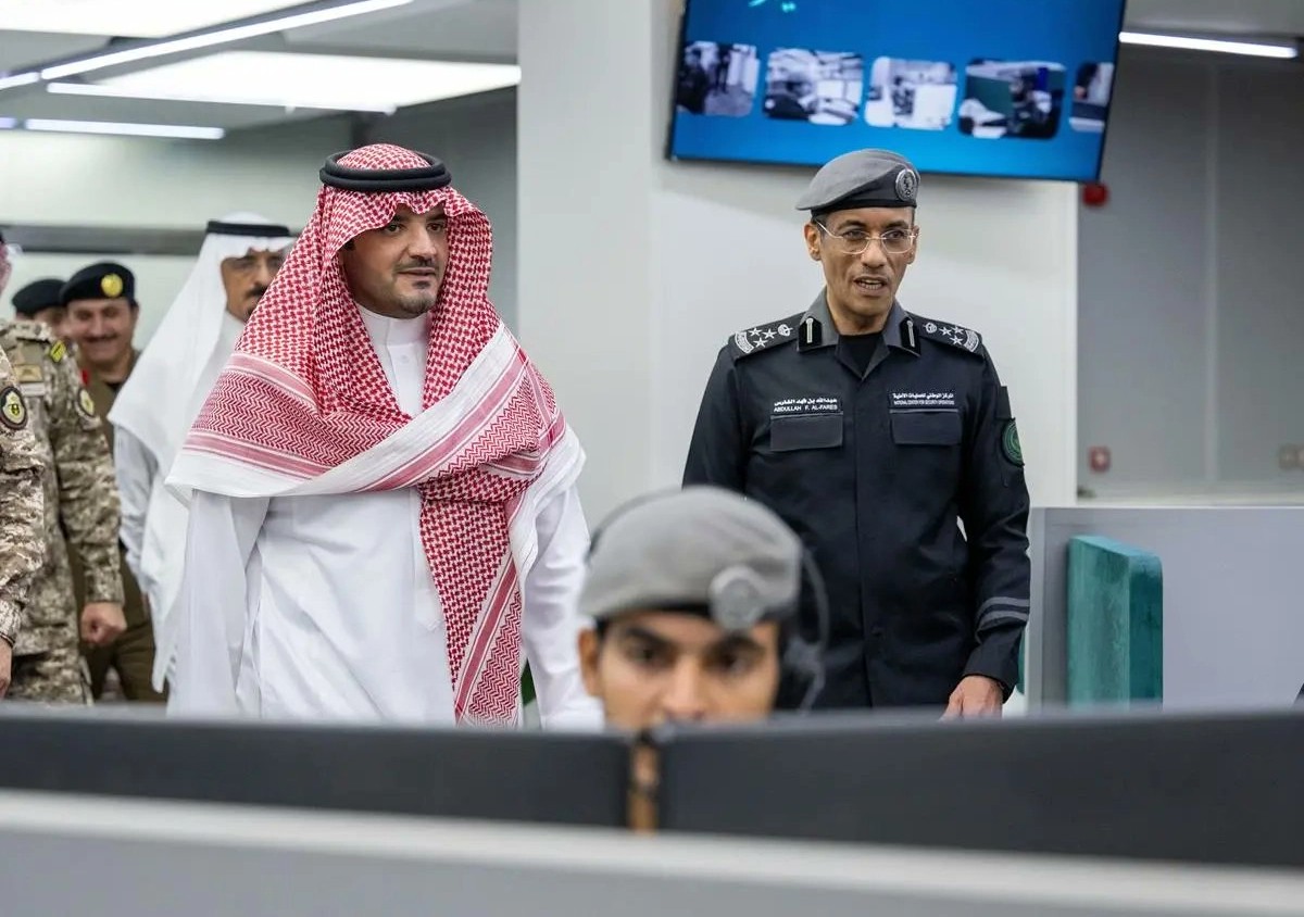 وزير الداخلية يتابع سير العمل في مركز العمليات الأمنية الموحدة 