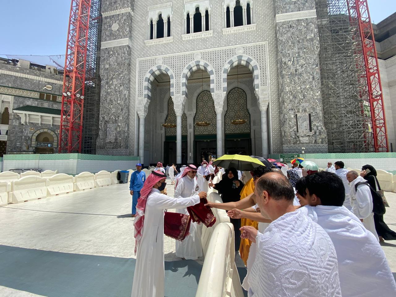 توزيع الإهداءات على حجاج بيت الله الحرام