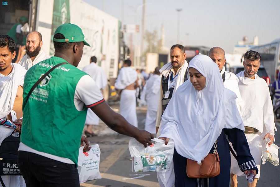  جمعية هدية تقدم وجبات للحجاج