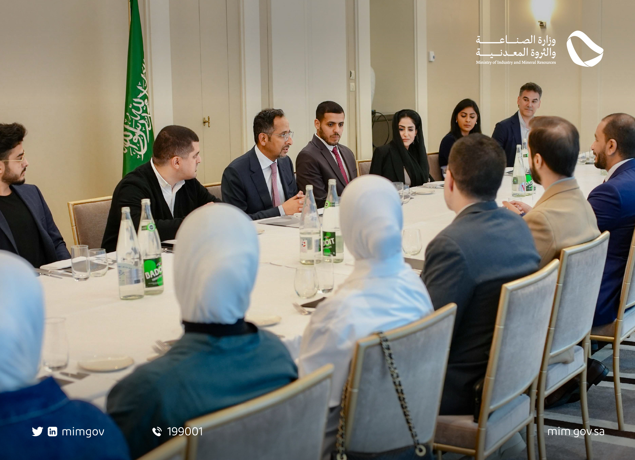 وزير الصناعة خلال لقائه عدداً من الطلاب السعوديين في فرنسا