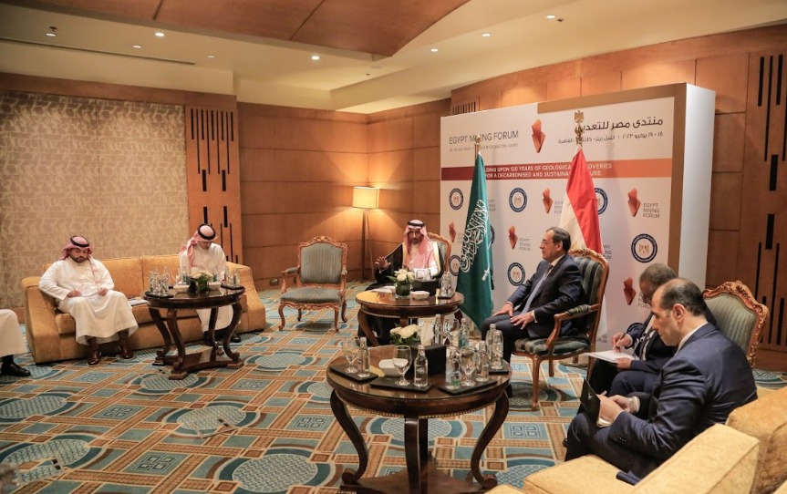وزير الصناعة والثروة المعدنية يلتقي وزير البترول المصري
