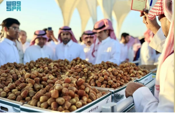 خلال موسم عنيزة الدولي للتمور