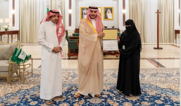 أمير الجوف خلال تكريمه الممرضة حنان الرويلي