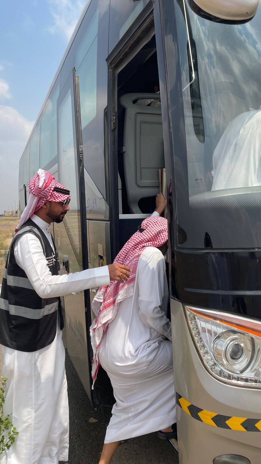 جمعية البر الخيرية بجازان، توزع سلال غذائية على الأسر
