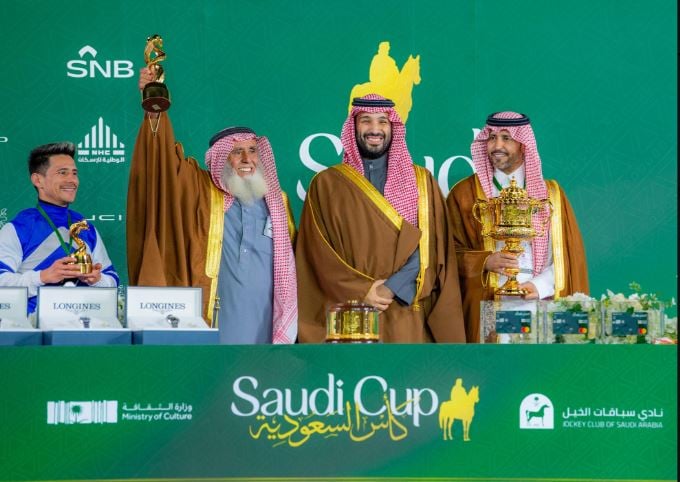 سمو ولي العهد خلال تسليم كأس السعودية 2024